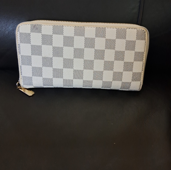 Checkered Wallet - Picture 2 of 8